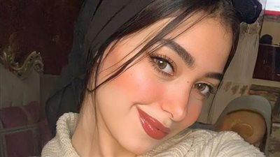 فيديو حصد ملايين المشاهدات.. أب يصعد على المسرح ليرقص مع ابنته بدلا من زميلها الغائب (شاهد)