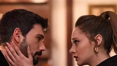 حاج ينفعل أثناء رمي الجمرات بطريقة طريفة خلال أداء مناسك #الحج ويثير الجدل