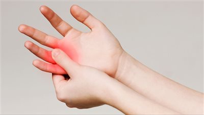 أسباب تنميل اليدين أثناء النوم وعلاجها