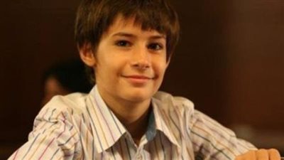 بعد مرور 15 سنة طفل العشق المم@نوع أصبح شابًا وسيمًا للغاية والجمهور يتغزل بوسامته