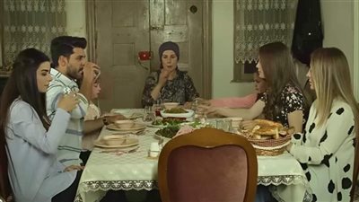 ودع رجلاً زوجته واولادة الاربعه  وسافر الى المدينة يبحث عن عمل