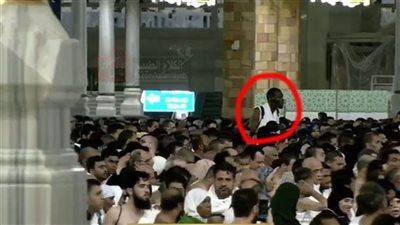 السعودية : معتمر عملاق يلفت أنظار الناس في الحرم المكي 