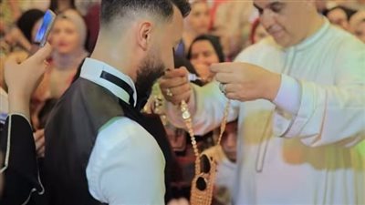 لبّس أمه الدهب بدل العروسة