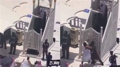 قبض رجال الشرطه على رجل فى حمامات الحرم