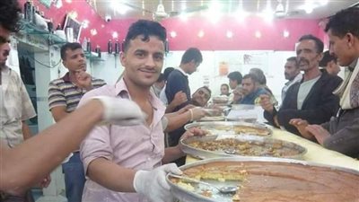 كان يعمل شابا في محل لبيع الحلويات الشعبية وكان صاحب المحل مشهور جدا