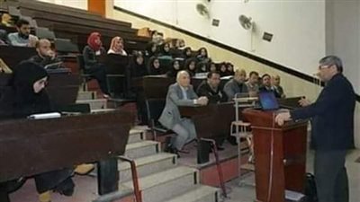 نقاش بين استاذ وفتاه فى إحدى الجامعات