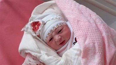 دخل الزوج على زوجته اللى ولدت لتوها بنت كامله