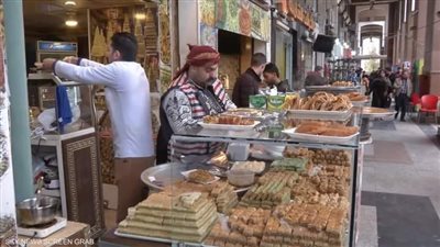 كان يعمل شابا في محل لبيع الحلويات الشعبية