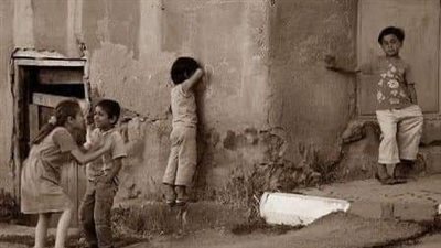 رأيت أمام أحد المحلات ٳمراة تصرخ بعصبية في وجه أبنها