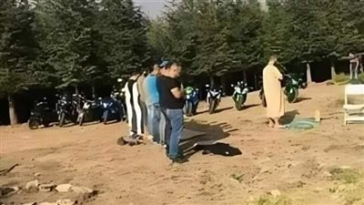 كانت والدته غاضبة منه جدا حاول اضحاكها و مصالحتها فسألها