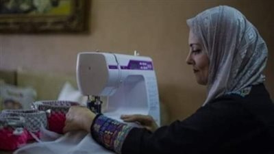 المرأة وجنيات مكنة الخياطة