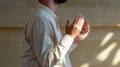 رجل لايصلي يسال رجل يصلي