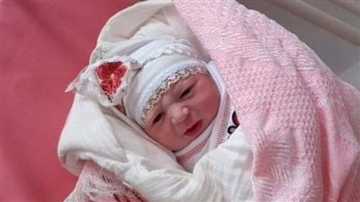 دخل الزوج على زوجته اللى ولدت لتوها بنت كامله
