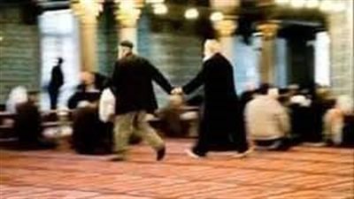 رجل عند خروجه من المسجد في صلاة الفجر