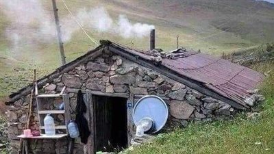 كان يعيش في كوخ في الحقول بسبب فقره الشديد إعتزل الناس