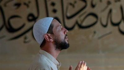 يحكى أن ملكآ كان يتجول في المدينة متنكرآ 