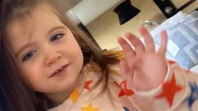 صورة طبق الأصل من أمها.. هذه الطفلة ابنة فنانة مشهورة تشبهها تماما.. من هي؟