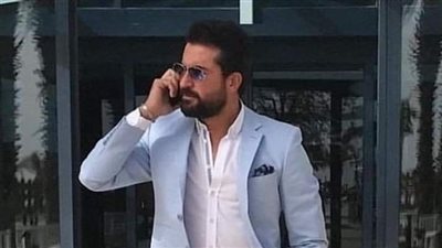 كان خارج من شركته وهو مستعجل وفجاه خبط في بنت