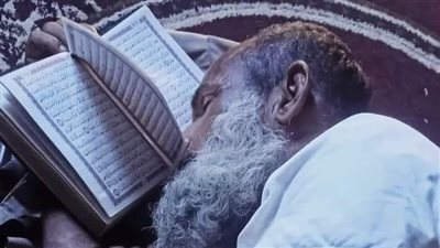 شيخ بيحكي وبيقول: كنت قاعد في المسجد لاقيت راجل في عمر الخمسينات
