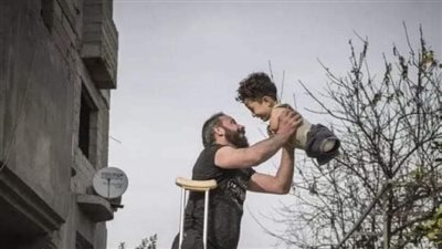 بدأ الأب يفقد أعصابه فقد مرت خمس دقائق على ندائه لإبنه أحمد وهو لم يظهر بعد