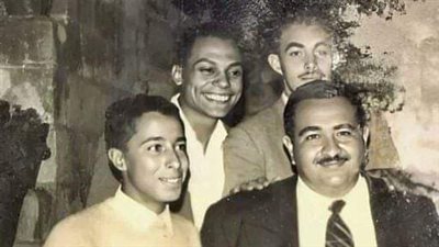 هذا الشاب الموجود في يسار الصورة أصبح فنان قدير ونجله ممثل شهير.. من هو