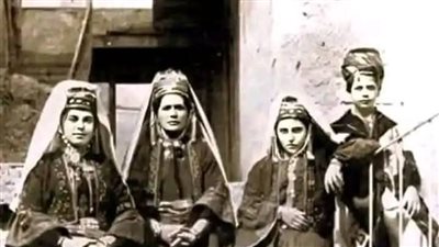 اصل مقولة ((تجوع الحرة ولا تأكل بثدييها)..