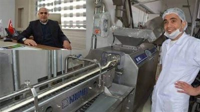 مدير مصنع في تركيا خلال تجواله في المصنع