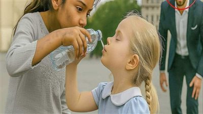 كأس ماء غيّر حياة طفلة… وكشف سرًّا ظلّ مخفيًا لسنوات