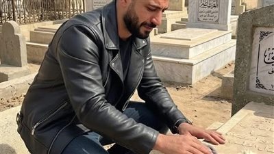 عشية زفافي ذهبتُ لزيارة قبر زوجتي الراحلة فظهر شخصٌ غيّر حياتي بالكامل
