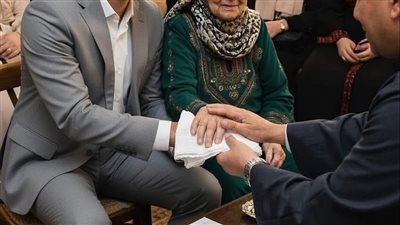 تزوج شاب من امرأة عجوز