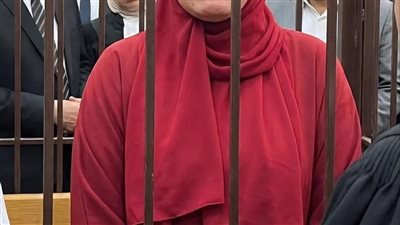 فى الثمانينات وبالتحديد فى منطقة العتبة الدكتورة ايمان راجعة شقتها وبتفتح